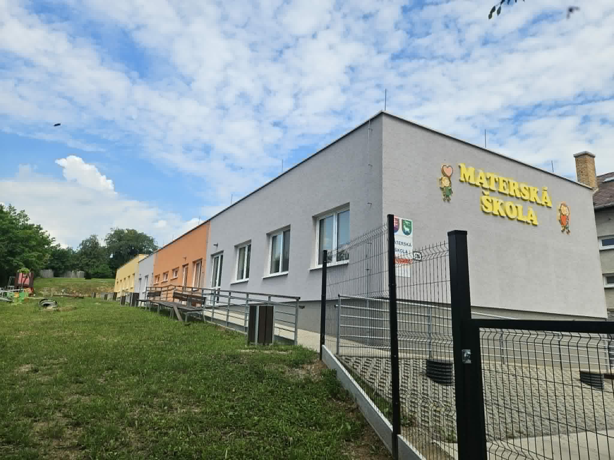 Budova MŠ s ihriskom