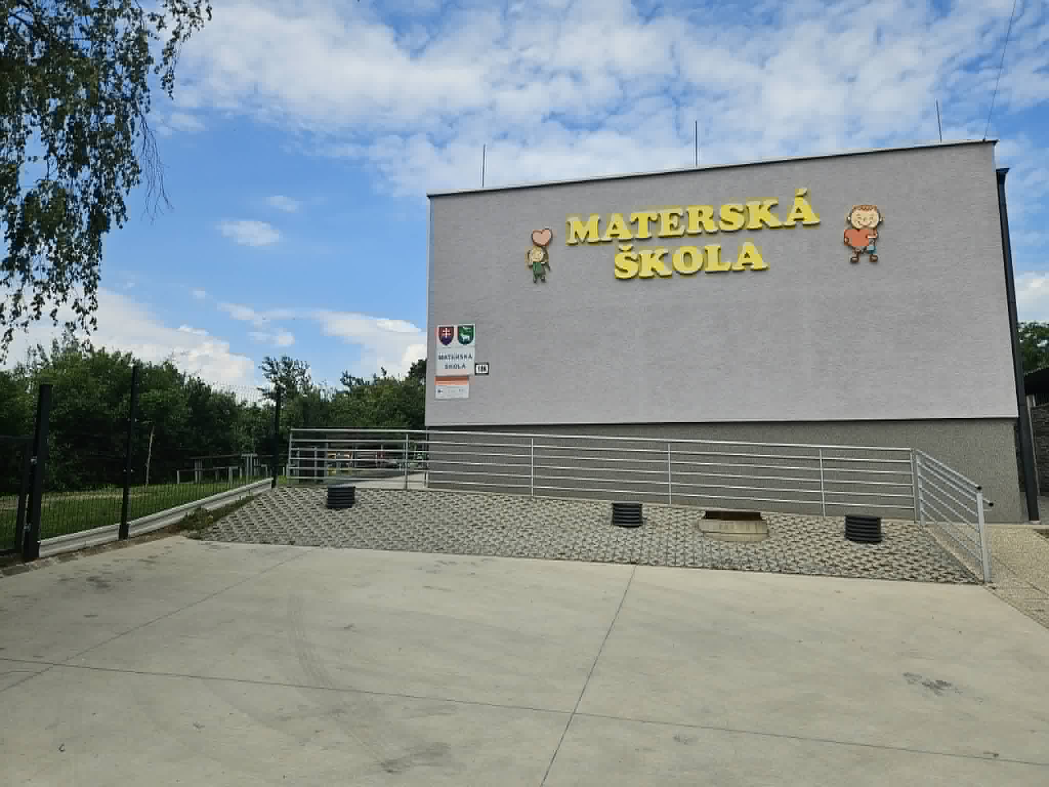 Budova MŠ s vonkajším vybavením