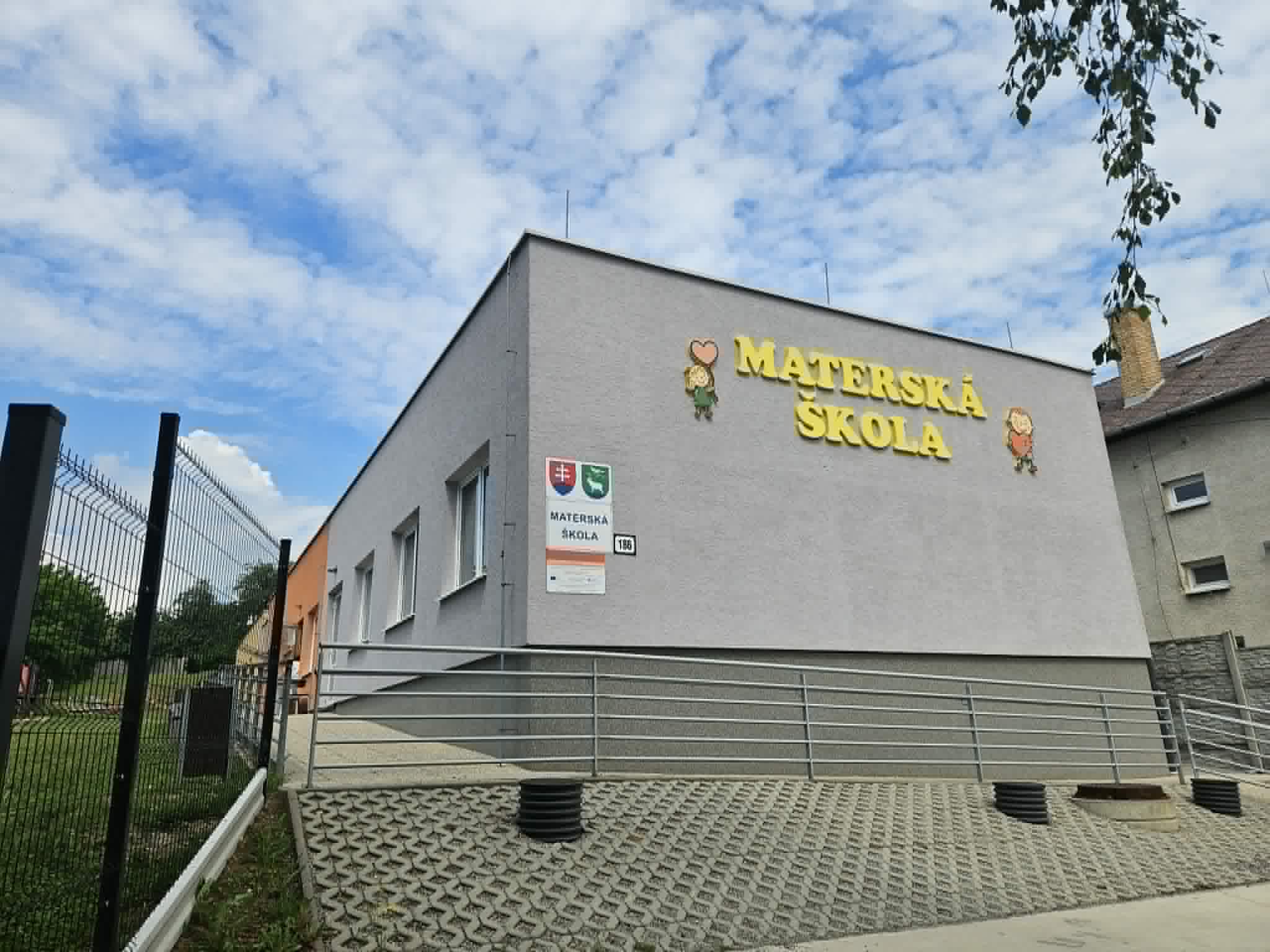Budova MŠ s ihriskom a hrou